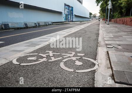 Vue du symbole icône de vélo sur la piste cyclable sur la route du centre-ville à Bangkok, Thaïlande. Ville conviviale pour le cyclisme en Thaïlande. Banque D'Images
