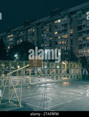 Terrain de basket-ball et bâtiments résidentiels la nuit à New Belgrade, Serbie Banque D'Images