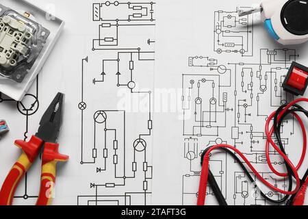 Différents équipements d'électricien et pinces sur les schémas de câblage, pose à plat Banque D'Images