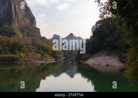 L'eau verte émeraude de la rivière Nine Bend ou de la rivière Jiuxi à travers Wuyishan ou le mont wuyi région pittoresque dans la province de Fujian en Chine. Arrière-plan du coucher du soleil Banque D'Images