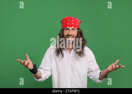 Homme hippie élégant en chemise blanche sur fond vert Banque D'Images