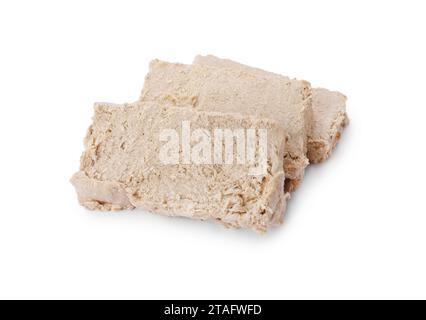 Morceaux de savoureux halva isolé sur blanc Banque D'Images