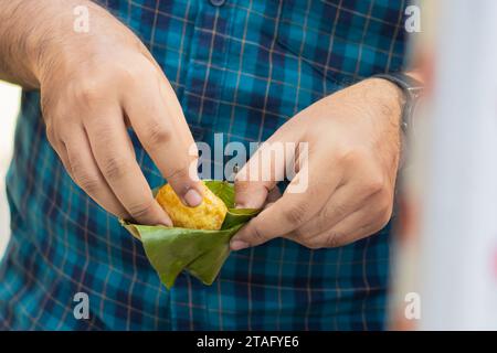 Phuchka ou Pani Puri servi sur un bol fait de feuilles de schiste en inde. Cette nourriture de rue populaire est également appelée gupchup ou golgappa. Il est croustillant frit h Banque D'Images