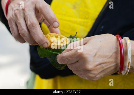 Phuchka ou Pani Puri servi sur un bol fait de feuilles de schiste en inde. Cette nourriture de rue populaire est également appelée gupchup ou golgappa. Il est croustillant frit h Banque D'Images