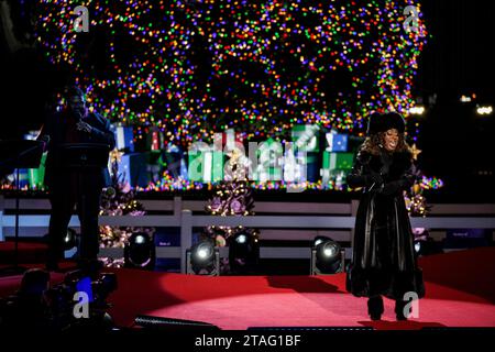 Washington, États-Unis. 30 novembre 2023. Ledisi interprète « Frosty the Snowman » avec un membre de l'US Air Force Band lors de la cérémonie nationale d'éclairage de l'arbre de Noël 2023 au President's Park dans l'ellipse de la Maison Blanche le 30 novembre 2023 à Washington, DC (photo de Samuel Corum/Sipa USA) crédit : SIPA USA/Alamy Live News Banque D'Images