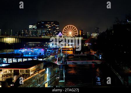 Blick von der Hohenzollernbrücke entlang der Rheinpromenade Üner die Deutzer Brücke auf des Riesenrad am Rheinauhafen in Nachbarschaft zu den drei Kranhäusern. 30.11.2023 Köln NRW Deutschland *** vue depuis le pont Hohenzollern le long de la promenade du Rhin sur le pont Deutzer jusqu'à la grande roue du Rheinauhafen à proximité des trois bâtiments de grue 30 11 2023 Cologne NRW Allemagne crédit : Imago/Alamy Live News Banque D'Images