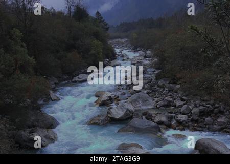 belle rivière lachung chu coulant à travers la vallée couverte de forêt, sur les contreforts de l'himalaya à la station de colline de lachung dans le nord du sikkim, en inde Banque D'Images