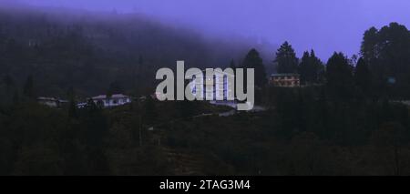 vue panoramique de la station de colline brumeuse lachung en été, entouré par la forêt et les montagnes de l'himalaya, au nord du sikkim en inde Banque D'Images