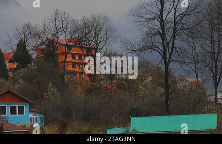 belle vue sur la station de colline brumeuse lachung en automne, entourée par la forêt et les montagnes de l'himalaya, au nord du sikkim en inde Banque D'Images