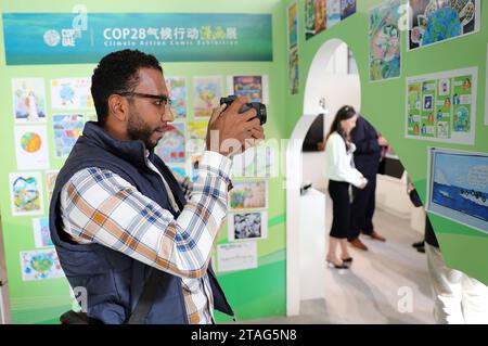 Dubaï, Émirats arabes Unis. 30 novembre 2023. Un participant visite le pavillon de la Chine à la COP28 à Dubaï, aux Émirats arabes Unis, le 30 novembre 2023. Le pavillon de la Chine à la COP28 a été officiellement inauguré jeudi matin à l'Expo City de Dubaï. Crédit : Wang Dongzhen/Xinhua/Alamy Live News Banque D'Images