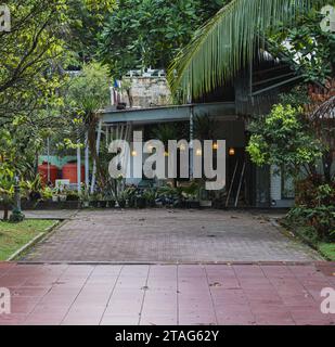 Balikpapan, Indonésie - 19 novembre 2023. Une vue latérale de Tropical Cafe par temps nuageux dans la ville de Balikpapan. Banque D'Images