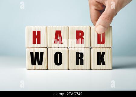 Travail acharné écrit sur des cubes en bois. Banque D'Images
