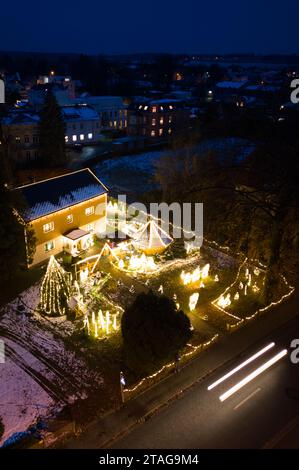 PRODUCTION - 27 novembre 2023, Saxe, Großröhrsdorf : propriété de Rüdiger Browatzke décorée pour Noël (vue aérienne prise avec un drone). Depuis plus de 20 ans, le jeune homme de 68 ans décore sa maison et son jardin avec des décorations festives et des lumières de Noël. Photo : Sebastian Kahnert/dpa Banque D'Images