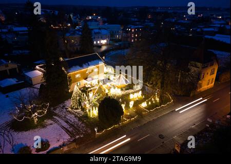 PRODUCTION - 27 novembre 2023, Saxe, Großröhrsdorf : propriété de Rüdiger Browatzke décorée pour Noël (vue aérienne prise avec un drone). Depuis plus de 20 ans, le jeune homme de 68 ans décore sa maison et son jardin avec des décorations festives et des lumières de Noël. Photo : Sebastian Kahnert/dpa Banque D'Images