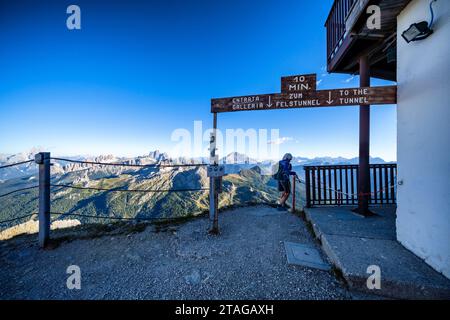 Randonnée vers les tunnels de temps de la première Guerre mondiale tout en randonnant sur Alta via 1 route près de Rifugio Lagazuoi, Badia, Italie Banque D'Images
