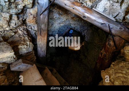 Dans les tunnels de temps de la première Guerre mondiale lors de la randonnée sur Alta via 1 route près de Rifugio Lagazuoi, Badia, Italie Banque D'Images