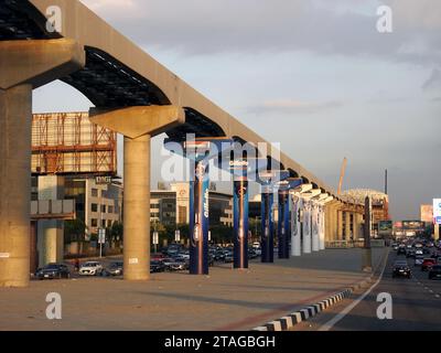 Le Caire, Egypte, novembre 14 2023 : Monorail du Caire colonnes et pistes dans le Nouveau Caire avec rasoir Gillette (marque américaine) bannières publicitaires d'advertis Banque D'Images