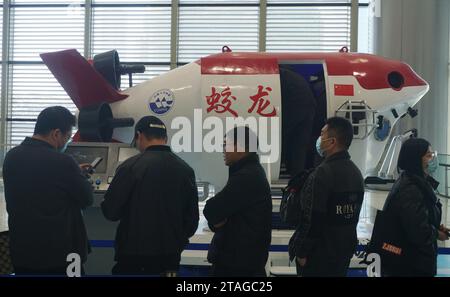 HANGZHOU, CHINE - 1er DÉCEMBRE 2023 - les visiteurs font la queue pour une exploration en haute mer à bord du « Jiaolong Manned submersible » au 2023 Zhejiang International Banque D'Images