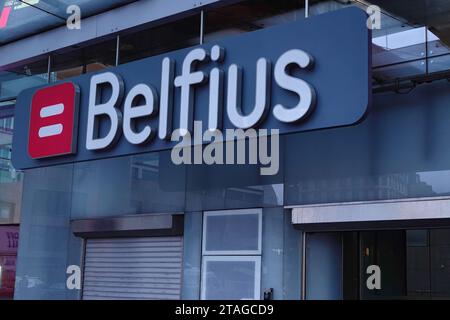 Bruxelles, Brabant, Belgique 11 17 2023 - gros plan matinal sur l'entrée du siège de la banque Belfius Finance avec logo Banque D'Images