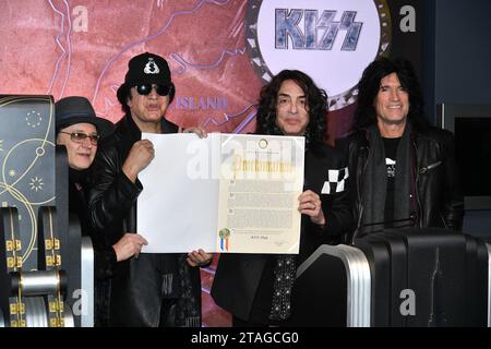 Eric Singer, Gene Simmons, Paul Stanley et Tommy Thayer de KISS posent alors qu'ils éclairent l'Empire State Building pour célébrer le dernier concert du groupe Banque D'Images