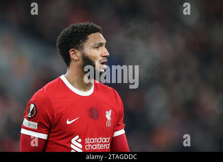Anfield, Liverpool, Merseyside, Royaume-Uni. 30 novembre 2023. Europa League football, phases de groupes, Liverpool contre LASK ; Joe Gomez de Liverpool crédit : action plus Sports/Alamy Live News Banque D'Images