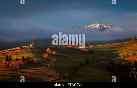 Osturna, Slovaquie - vue panoramique sur le parc national des Hautes Tatras montagnes un matin ensoleillé d'automne avec des couleurs chaudes dorées du lever du soleil sur le feuillage, radio Banque D'Images