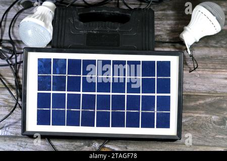 Le Caire, Egypte, novembre 6 2023 : kit de lumière solaire GDLAGEN GD35wp, mini système d'éclairage solaire multifonction, panneau solaire, un dispositif qui convertit le soleil Banque D'Images
