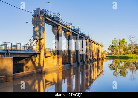 Une rangée de portes d'inondation le long d'un déversoir à travers une large rivière calme à St. George dans le Queensland, Australie Banque D'Images