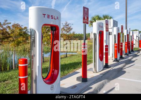 Compresseurs Tesla EV à la station de ravitaillement du centre de voyage Buc-ees le long de l'I-95 à Daytona Beach, Floride. (ÉTATS-UNIS) Banque D'Images