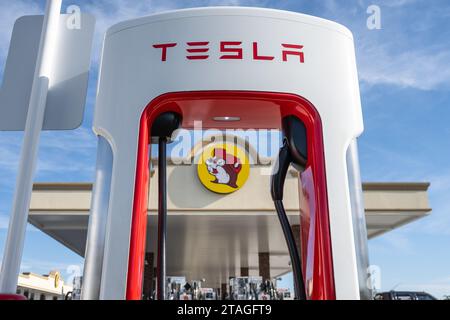 Compresseur Tesla EV à la station de ravitaillement du centre de voyage Buc-ees le long de l'I-95 à Daytona Beach, Floride. (ÉTATS-UNIS) Banque D'Images