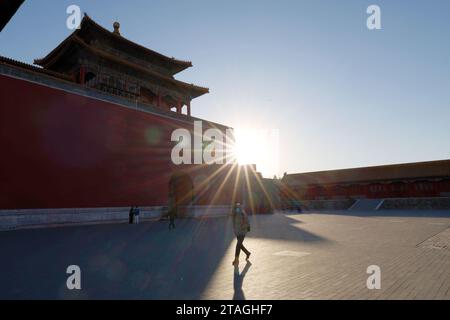 Pékin, Chine. 29 novembre 2023. Les touristes visitent le Musée du Palais, connu sous le nom de Cité interdite, à Pékin, capitale de la Chine, le 29 novembre 2023. Crédit : Xing Guangli/Xinhua/Alamy Live News Banque D'Images