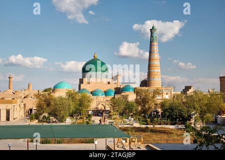 Mausolée de Pahlavan Mahmoud poète médiéval et Islam khoja minaret dans la ville antique Itchan kala à Khiva, Ouzbékistan. Banque D'Images