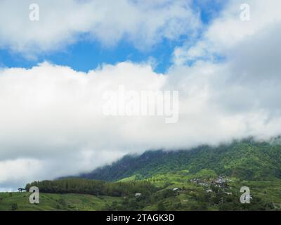 Les montagnes sont couvertes d'une couche de nuages. Beau lever de soleil sur la chaîne de montagnes à l'ouest de la Thaïlande. Banque D'Images