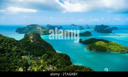 Image de paysage du parc marin national de Mu Ko Ang Thong, île de Samui, Thaïlande. Belle vue de dessus sur les îles tropicales. Banque D'Images