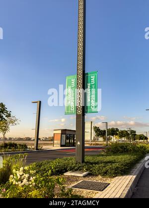 Bienvenue COP 28 aux Émirats arabes Unis signer comme on l'a vu à Masdar City, Abu Dhabi au début de la COP 28 en 2023 Banque D'Images