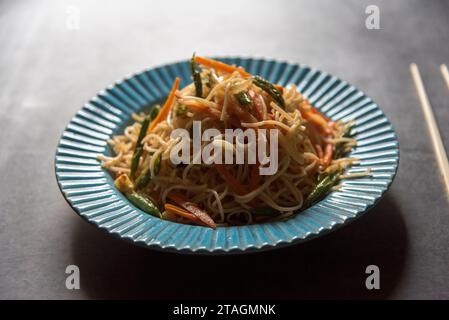 Nouilles Schezwan ou chowmein hakka de légumes servis dans un bol. Banque D'Images
