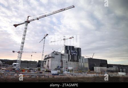 St Paul Lez Durance. 1 décembre 2023. Cette photo prise le 24 novembre 2023 montre le bâtiment d'assemblage sur le chantier du Tokamak ITER, la plus grande machine expérimentale de fusion au monde, à Saint-Paul-lez-Durance, en France. POUR ALLER AVEC 'Feature : le plus grand projet de fusion au monde sur la bonne voie malgré les revers techniques' crédit : Gao Jing/Xinhua/Alamy Live News Banque D'Images