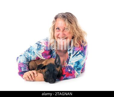 chiot berger belge et femme devant un fond blanc Banque D'Images