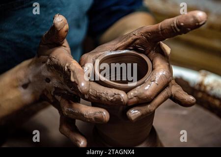 (231201) -- CHONGQING, 1 déc. 2023 (Xinhua) -- Guan Yongshuang réalise une œuvre d'art en poterie dans son atelier du district de Rongchang à Chongqing, dans le sud-ouest de la Chine, le 14 novembre 2023. Liang Xiancai, 73 ans, est un héritier de l'artisanat de poterie de Rongchang, un patrimoine culturel immatériel en Chine. Malgré la tendance à la mécanisation, à l'automatisation et à la production de poterie à grande échelle, il maintient fermement la tradition de la poterie manuelle. Guan Yongshuang, 32 ans, est diplômé de l'Institut des Beaux-Arts du Sichuan avec une majeure en art potier Il étudie la culture de la poterie depuis près de dix ans. Guan Banque D'Images