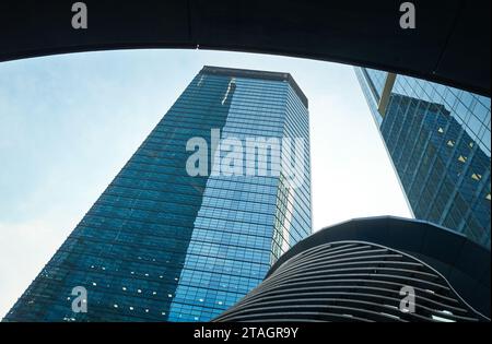 Vue à faible angle des gratte-ciel à Kuala Lumpur, Malaisie. Banque D'Images