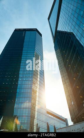 Vue à faible angle des gratte-ciel à Kuala Lumpur, Malaisie. Banque D'Images