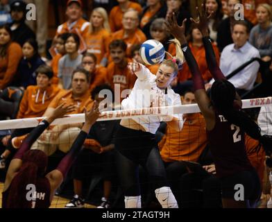 30 novembre 2023 : Austin, Texas, États-Unis : JENNA WENAAS (13), frappeuse extérieure du Texas, au filet lors du match de premier tour entre le Texas et le Texas A&M dans le tournoi de volleyball féminin de la NCAA à Austin. Texas Won, 3-1. (Image de crédit : © Scott Coleman/ZUMA Press Wire) USAGE ÉDITORIAL SEULEMENT! Non destiné à UN USAGE commercial ! Banque D'Images