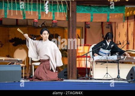 Kyoto, Japon - 4 2023 novembre : Festival Nishijin TABI Kyoto Music Village. Artistes jouant sur la scène de l'événement. Banque D'Images