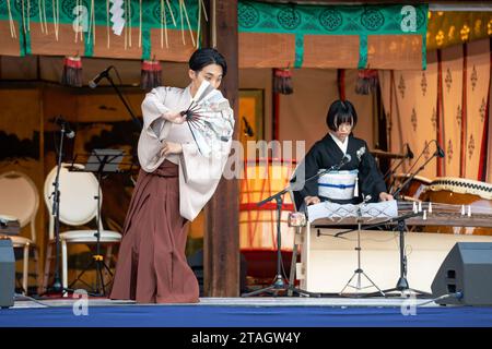 Kyoto, Japon - 4 2023 novembre : Festival Nishijin TABI Kyoto Music Village. Artistes jouant sur la scène de l'événement. Banque D'Images