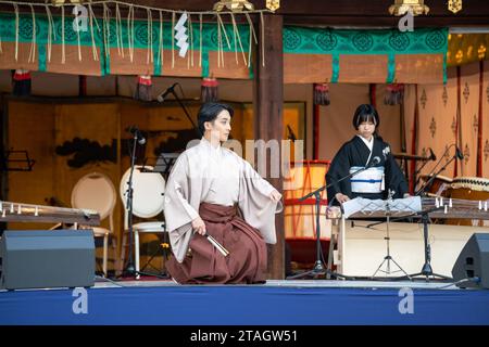 Kyoto, Japon - 4 2023 novembre : Festival Nishijin TABI Kyoto Music Village. Artistes jouant sur la scène de l'événement. Banque D'Images