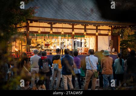 Kyoto, Japon - 4 2023 novembre : Festival Nishijin TABI Kyoto Music Village. Artistes jouant sur la scène de l'événement. Banque D'Images