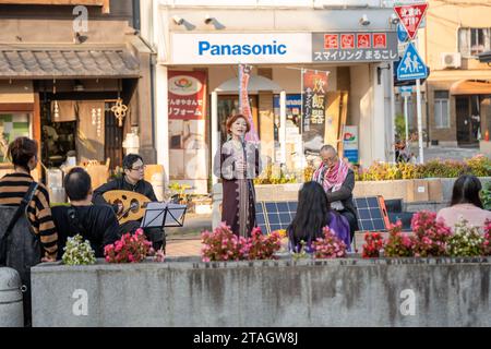 Kyoto, Japon - 4 2023 novembre : Festival Nishijin TABI Kyoto Music Village. Artistes jouant sur la scène de l'événement. Banque D'Images