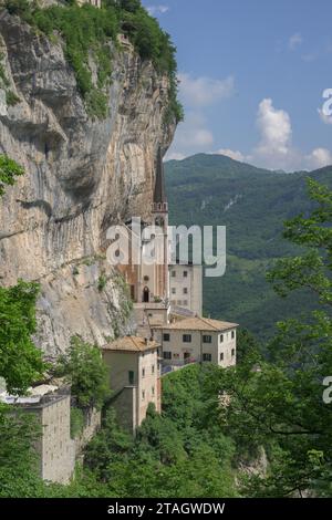 Sanctuaire de Madonna della Corona, construit sur une falaise calcaire à Spiazzi, Italie. Banque D'Images