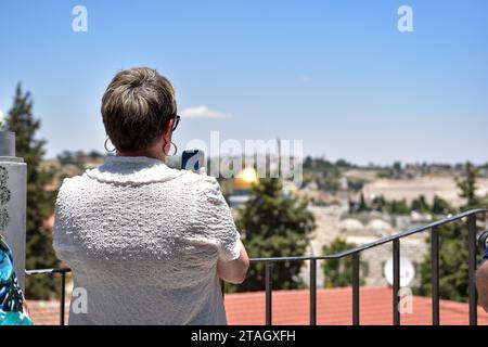 Une femme prenant des photos des bâtiments de la ville. Jérusalem, Israël Banque D'Images