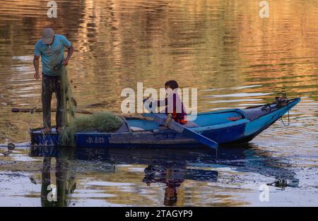Pêcheur et fils en barque sur le Nil, Louxor, Égypte Banque D'Images